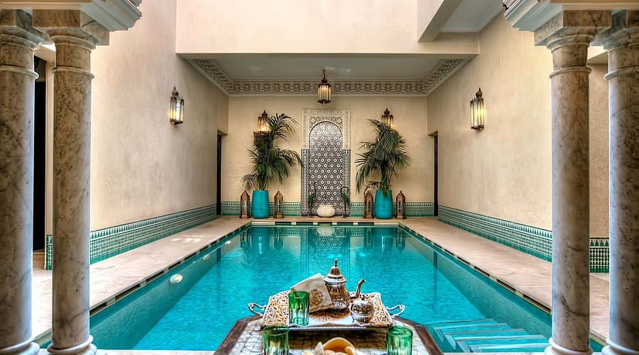 3. 🕌 Il Riad come Hub Strategico: L'architettura del silenzio