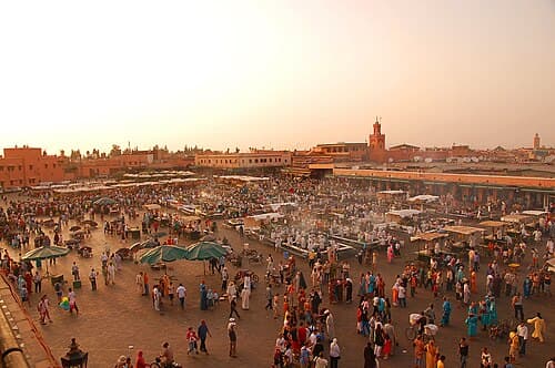 6. 🥁 Il caos vibrante di Djemaa el-Fna: Accoglienza e prudenza