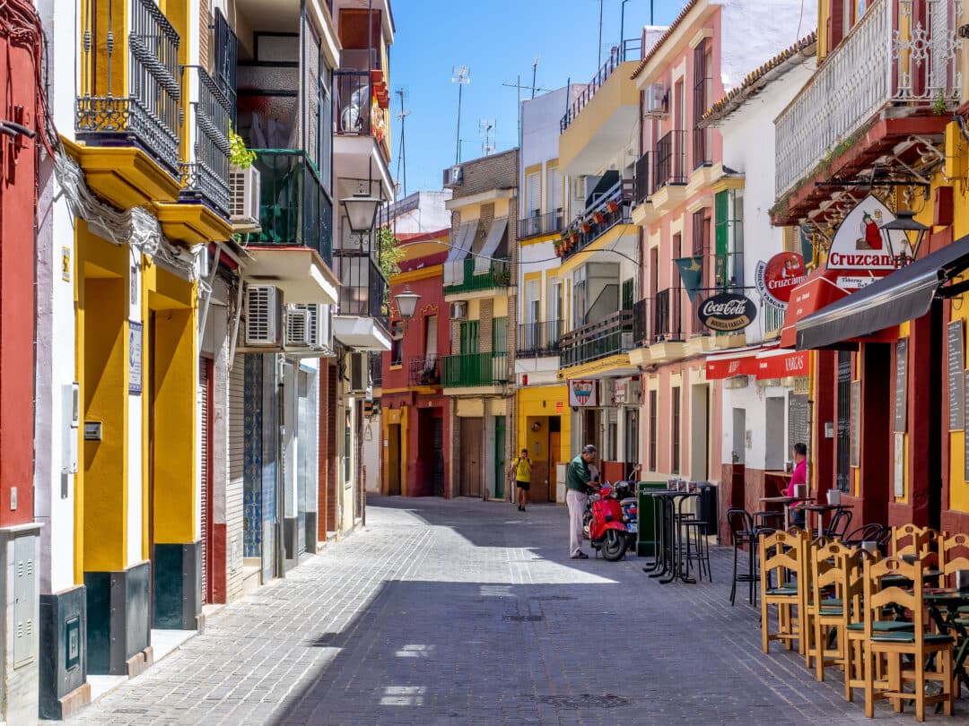 1. ✈️ La Logistica: Oltre il Fiume, nel Cuore di Triana