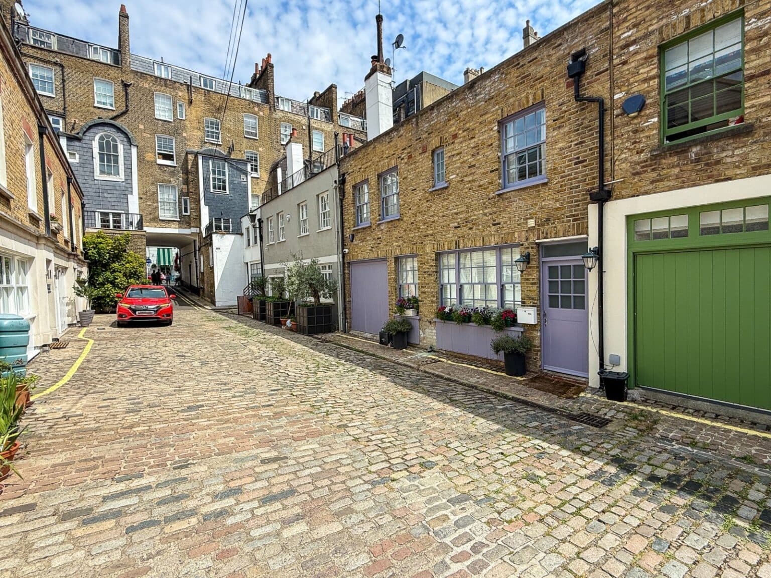 2. 🛡️ I Mews nascosti e il lusso di arrivare comodi