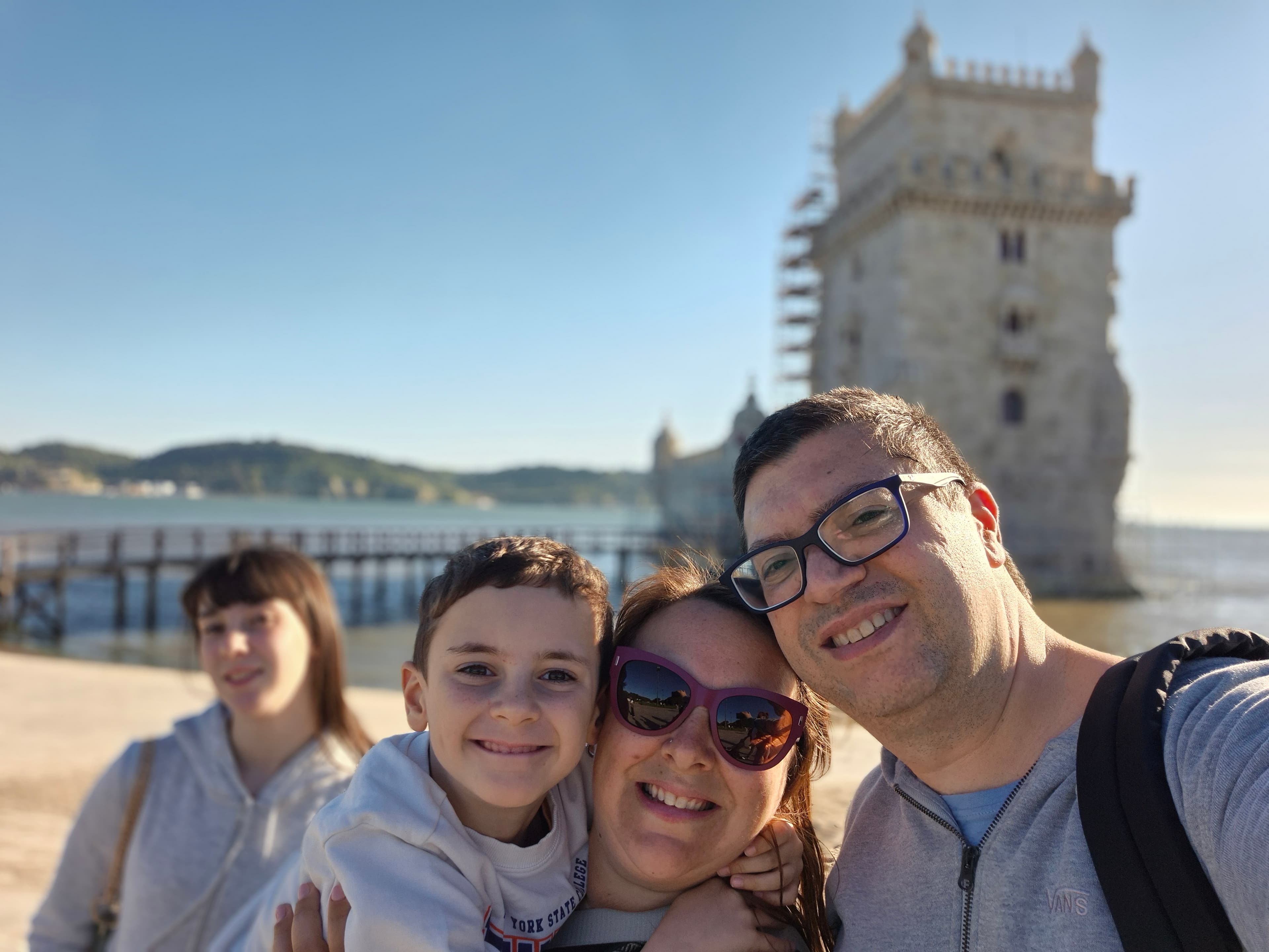 1. ✈️ Oltre lo Scalo: Lisbona tra Tuk-Tuk e Segreti Monastici